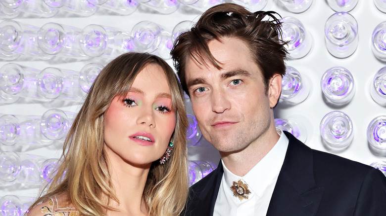 Robert Pattinson et Suki Waterhouse posant