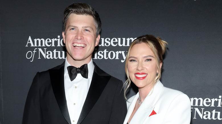 Scarlett Johansson et Colin Jost rient