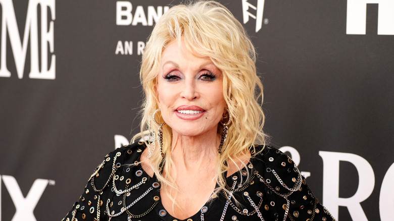 Dolly Parton souriante