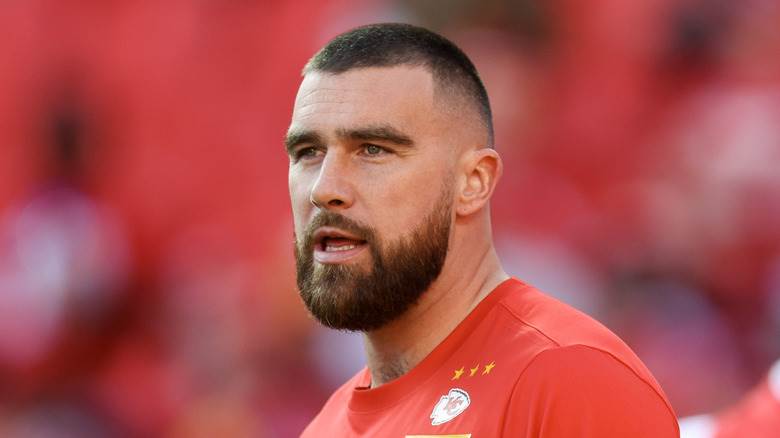 Travis Kelce s'échauffe