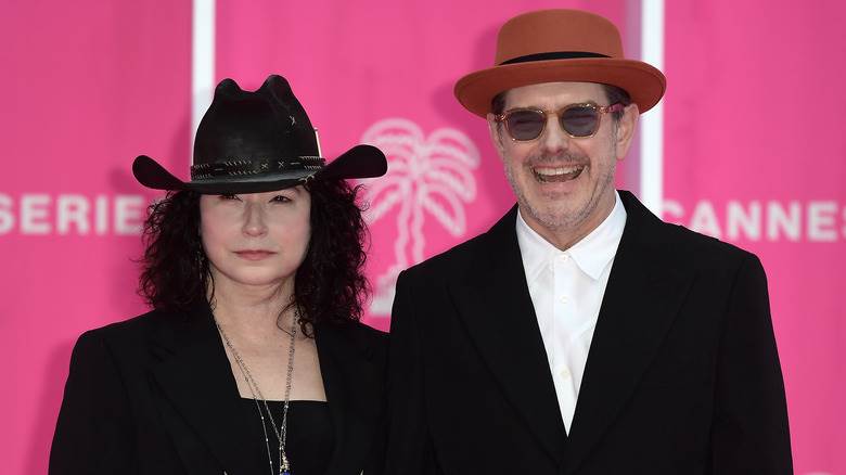 Amy Sherman-Palladino et Dan Palladino posant