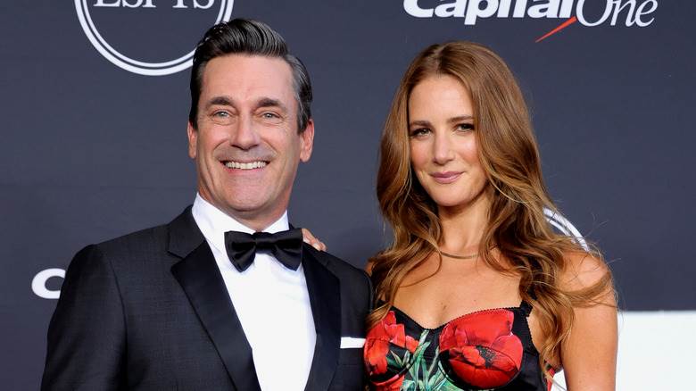 Jon Hamm et Anna Osceola souriant