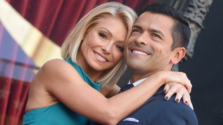 Mark Consuelos et Kelly Ripa s'embrassant