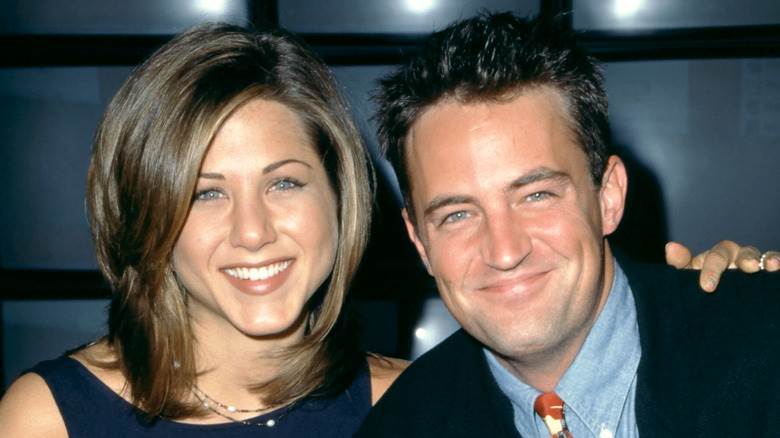 Jennifer Aniston et Matthew Perry souriants