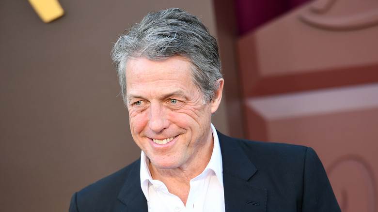 Hugh Grant souriant