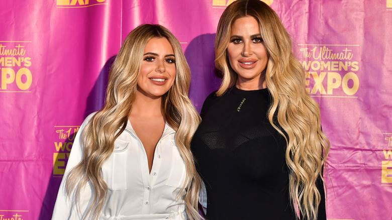 Kim Zolciak et sa fille posant