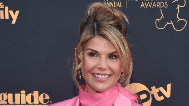 Lori Loughlin sourit 