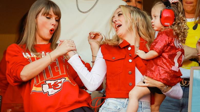 Taylor Swift et Brittany Mahomes dansent