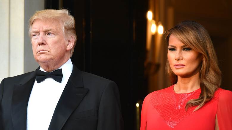 Donald et Melania Trump regardent fixement