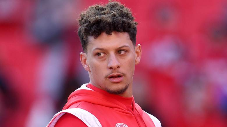 Patrick Mahomes porte du rouge