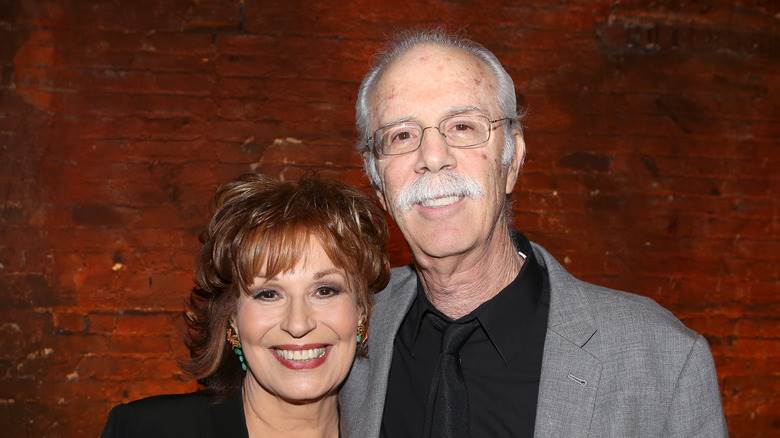 Joy Behar et son mari Steve Janowitz posent ensemble.