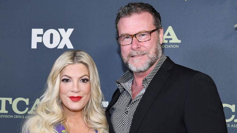 Tori Spelling lèvre rouge Dean McDermott souriant