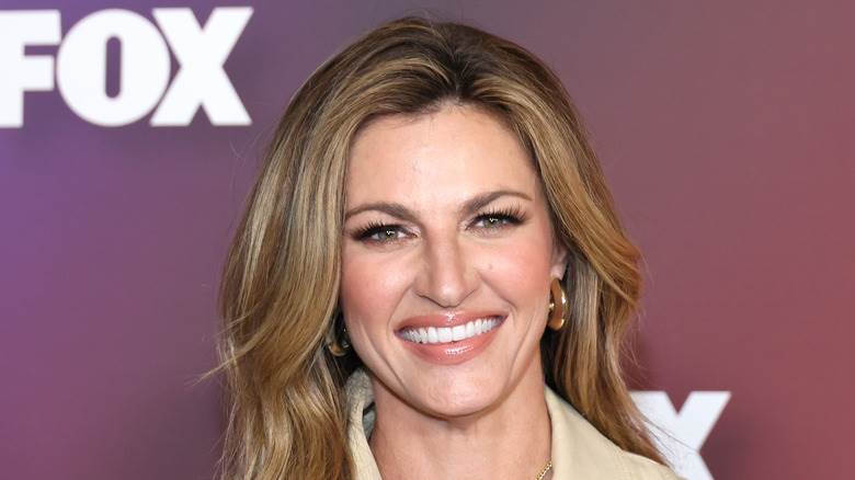 Erin Andrews cheveux longs souriant