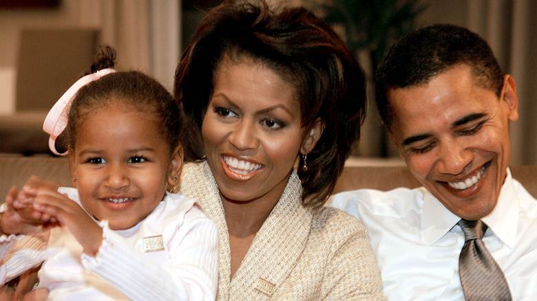 Michelle et Barack Obama sont assis avec Sasha