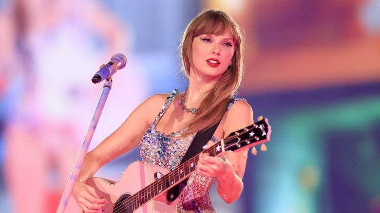 Taylor Swift jouant de la guitare