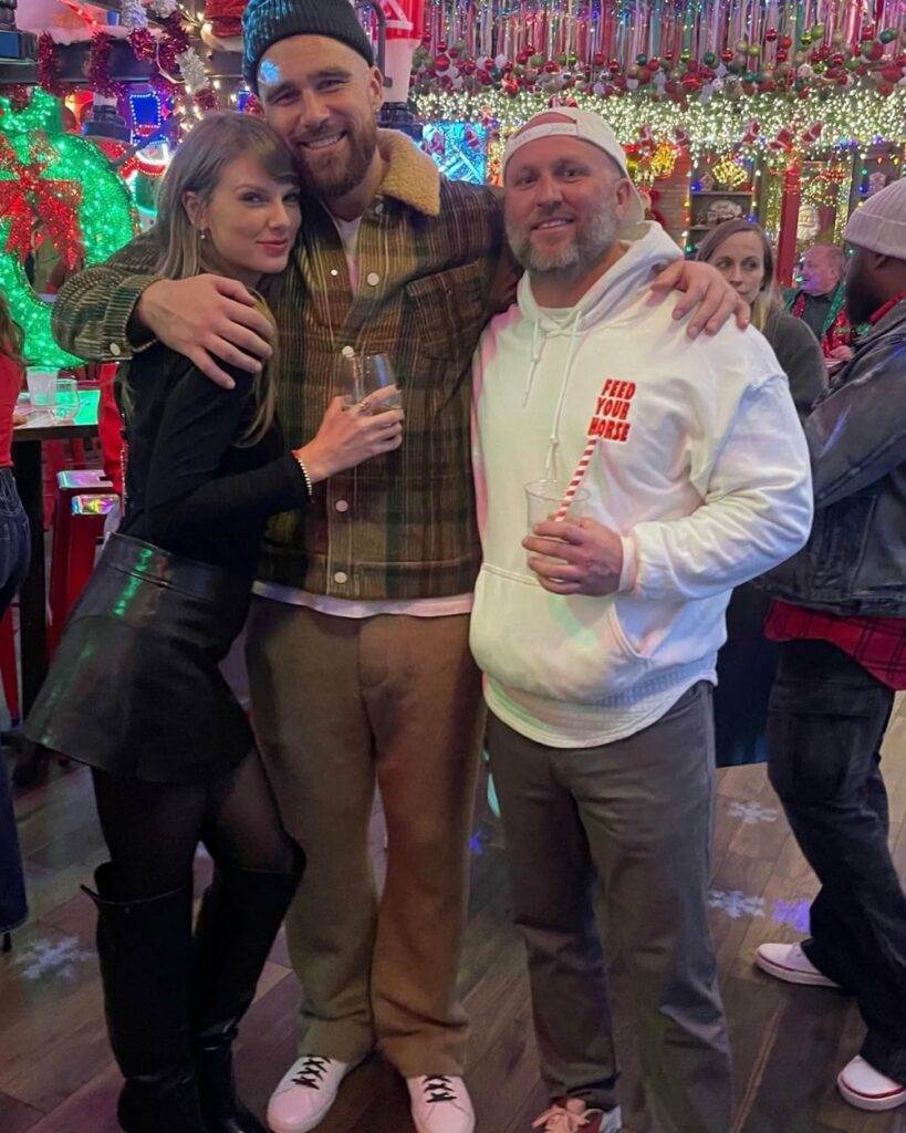 Taylor Swift porte adorablement un bracelet Trav lors d'une fête de Noël avec Travis Kelce