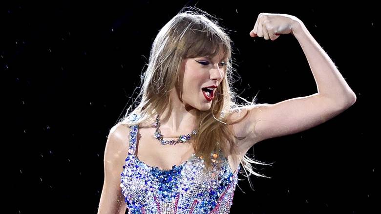 Taylor Swift fléchit son biceps