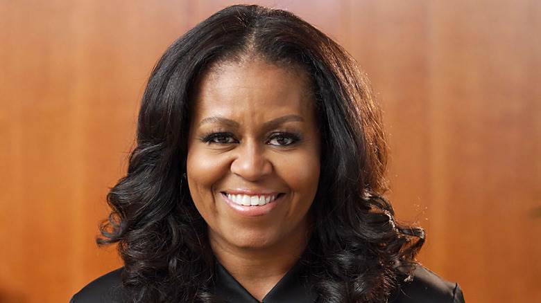 Michelle Obama cheveux raides souriante