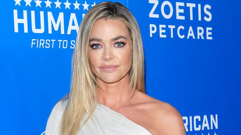 Denise Richards posant