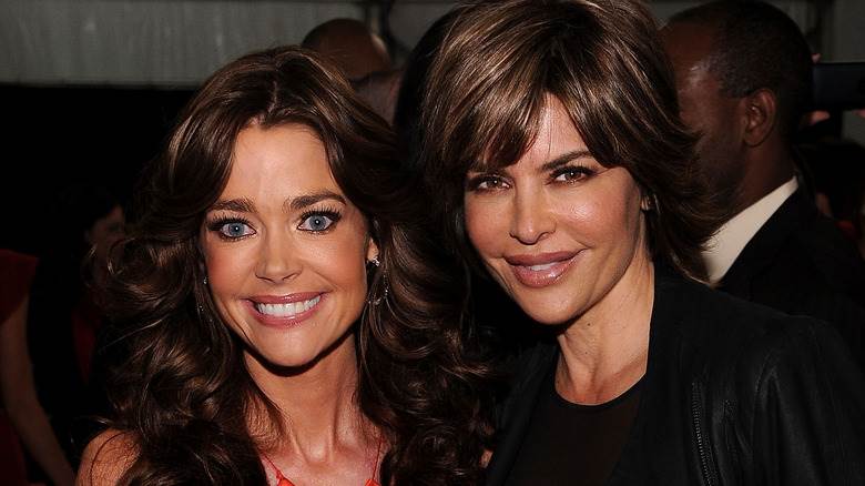 Denise Richards et Lisa Rinna souriantes