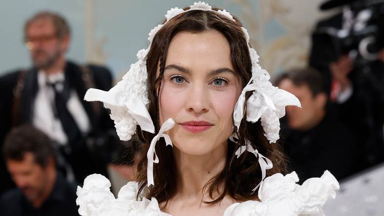 Alexa Chung en tenue blanche Met Gala