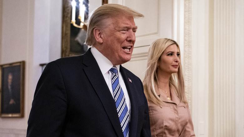 Donald Trump marchant avec Ivanka