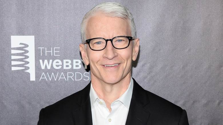 Anderson Cooper souriant avec des lunettes