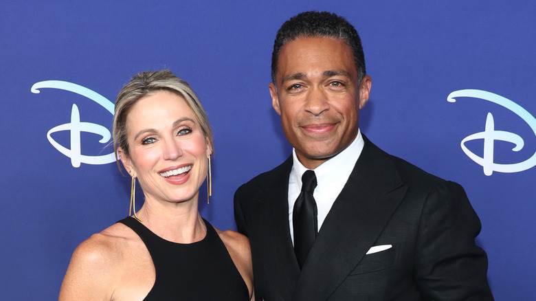 TJ Holmes et Amy Robach posant