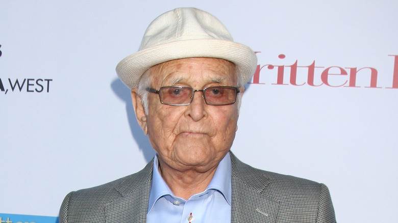 Norman Lear portant un chapeau blanc