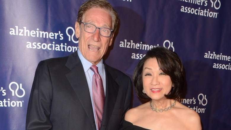 Maury Povich et Connie Chung posant