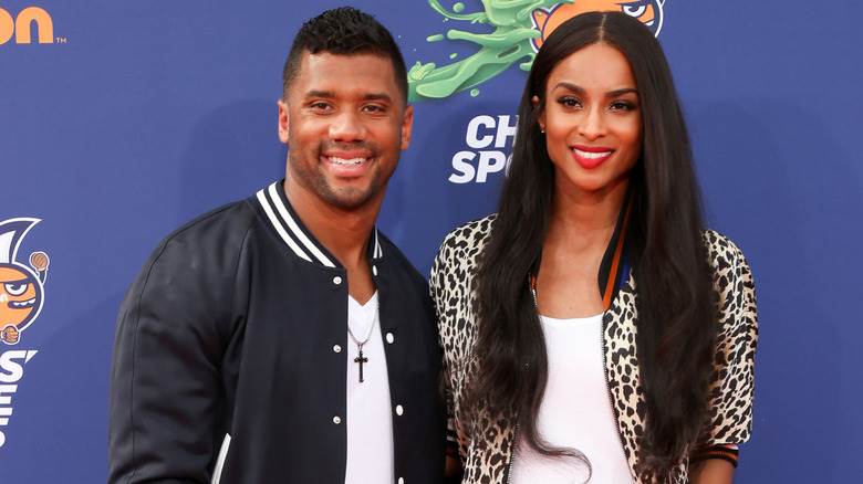 Russell Wilson et Ciara posant