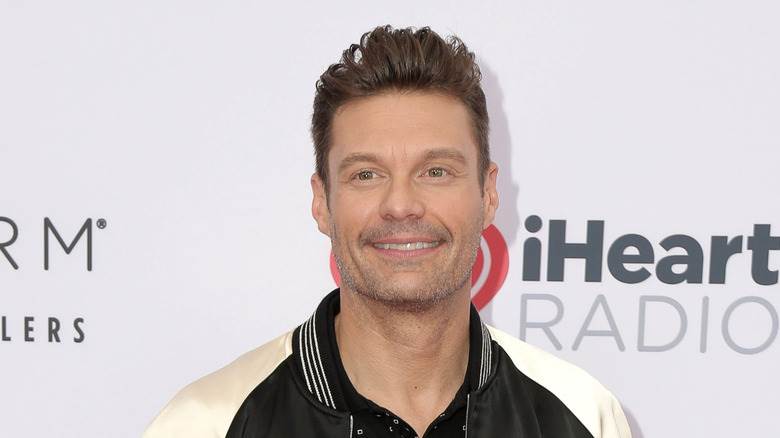 Ryan Seacrest sourit 