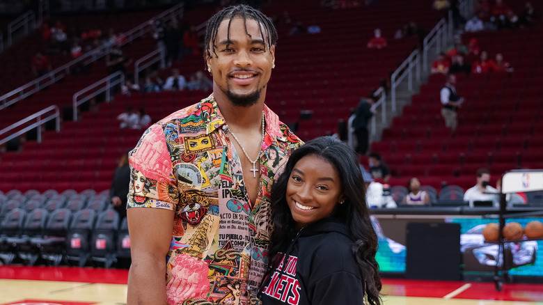 Simone Biles et Jonathan Owens souriants