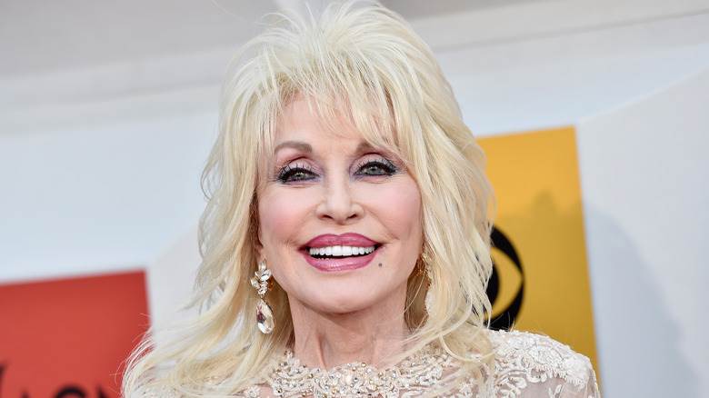 Dolly Parton souriante