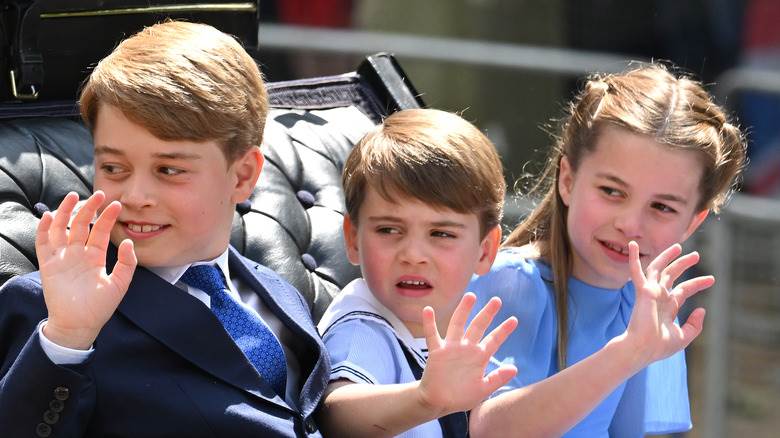 Prince George, Prince Louis et Princesse Charlotte saluant