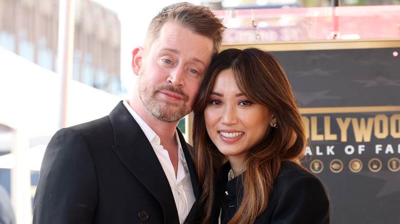 Macaulay Culkin et Brenda Song souriant