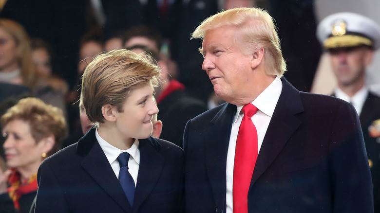 Barron Trump et Donald Trump parlent