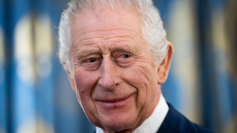 Le roi Charles sourit au palais de Buckingham 2023