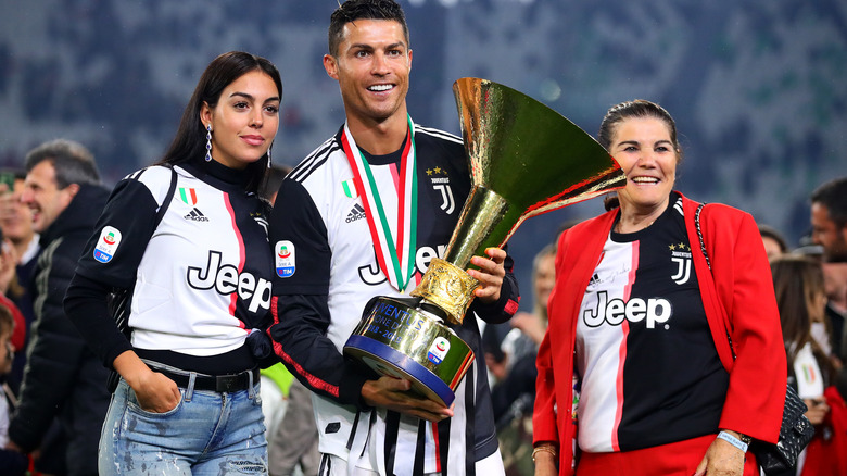 Cristiano Ronaldo pose avec sa mère et sa petite amie en 2019