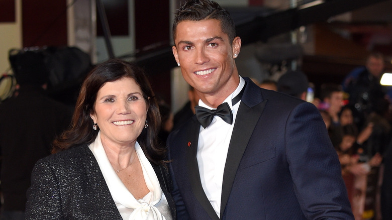 Cristiano Ronaldo pose avec sa maman en 2015