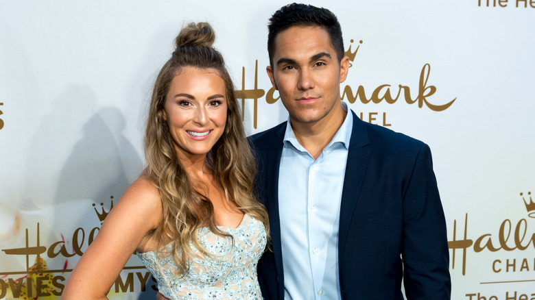 Alexa et Carlos PenaVega posant