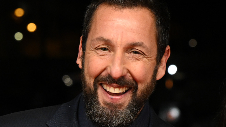 Adam Sandler posant pour les caméras