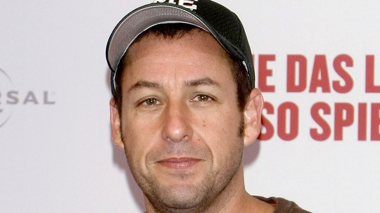 Adam Sandler posant pour les caméras