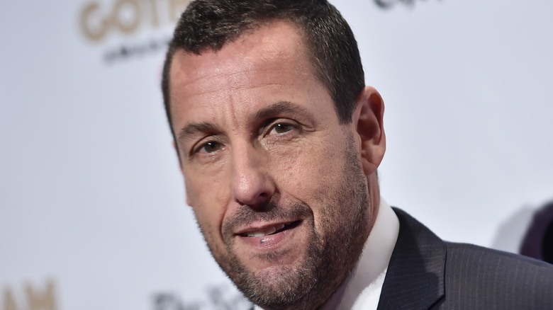 Adam Sandler posant pour les caméras