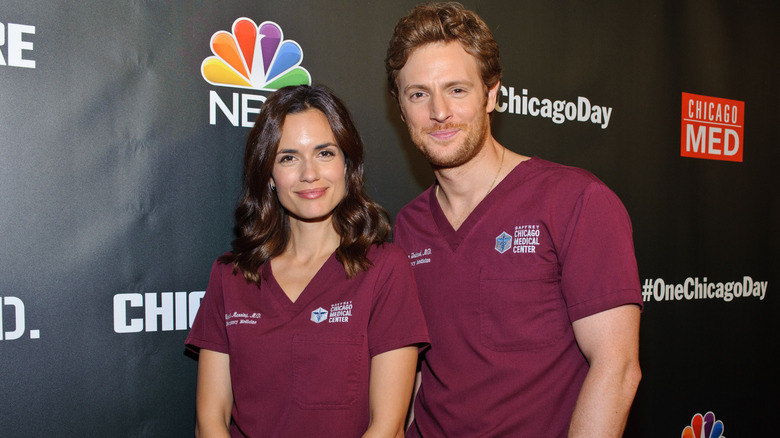 Torrey DeVitto et Nick Gehlfuss en blouse rouge