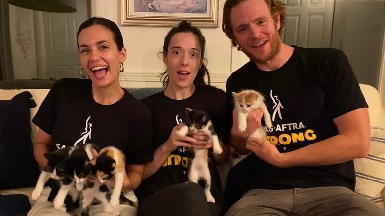 Nick Gehlfuss et Torrey DeVitto tenant des chatons