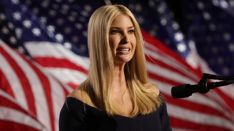 Ivanka Trump drapeau américain