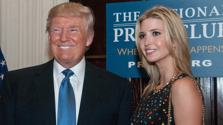 Donald Trump visage bronzé, Ivanka Trump souriante