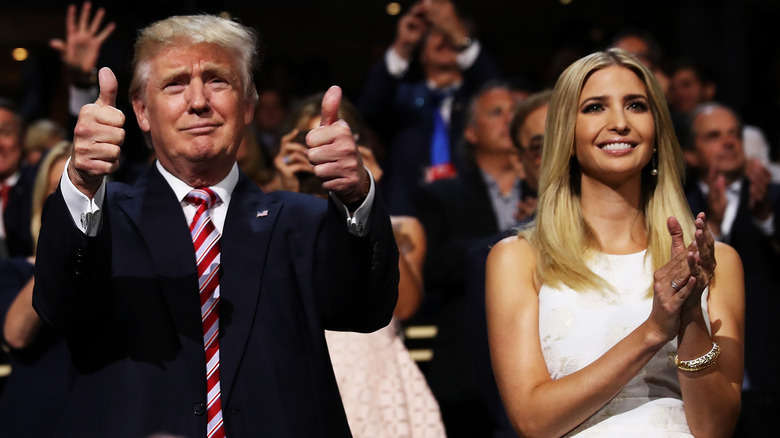 Donald Trump lève le pouce, Ivanka Trump applaudit