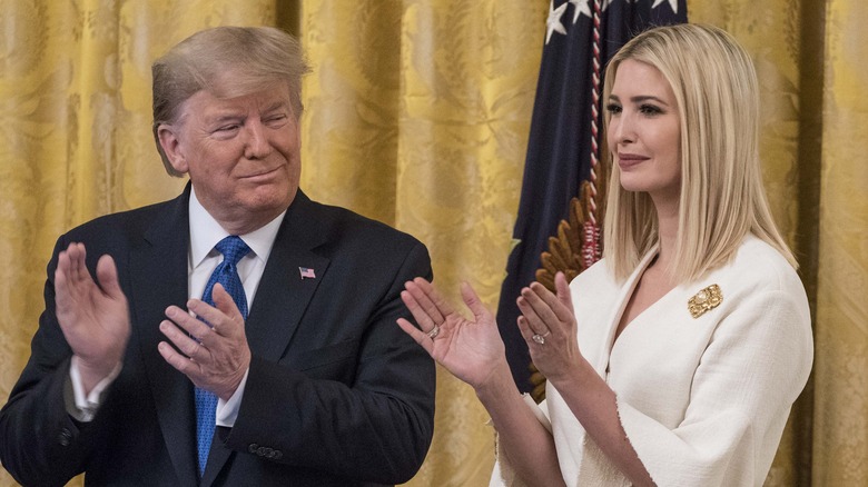 Donald Trump sourit effrayant, Ivanka Trump applaudit